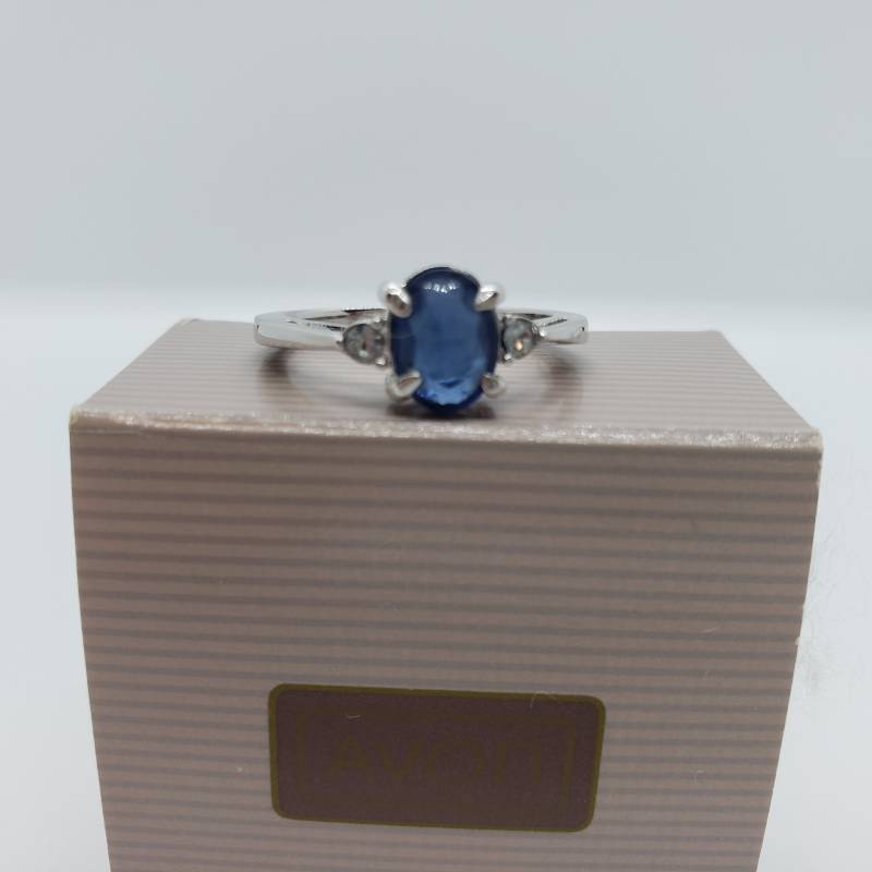 Neu Im Karton. Vintage Silberfarbener Avon Ring Mit Großem Blauen Stein Und 2 Strasssteinen. Größe 7 von TreasuresFoundNorth