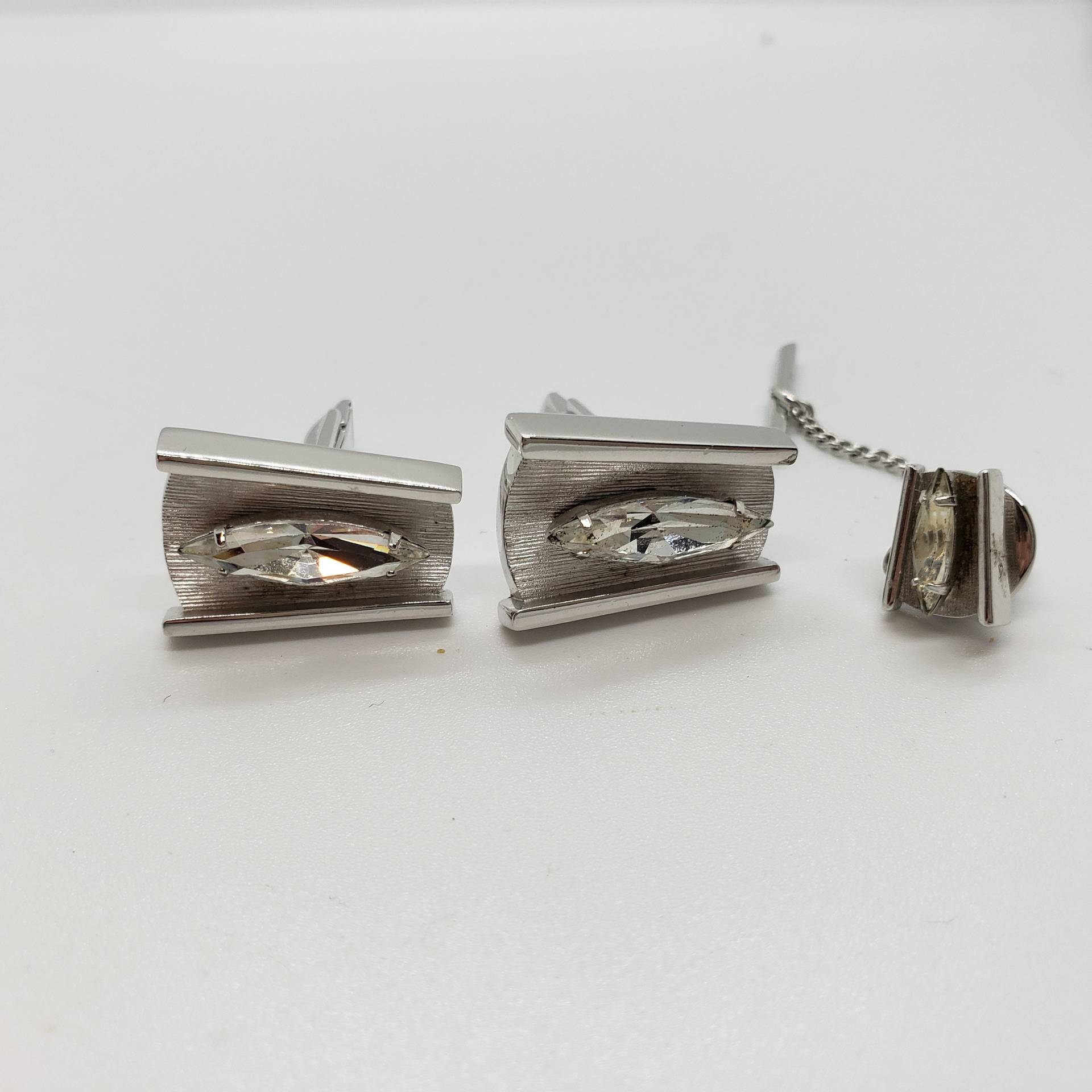 Vintage Silberfarbene Krawattennadeln Und Manschettenknöpfe Set. Hergestellt Von Senator. Großer Tropfen Strassstein. Art Deco Stil Vintage Silberfarbene Krawattennadeln Und Manschettenknöpfe Set. Hergestellt Von Senator. Großer Tropfen Strassstein. Art Deco Stil von TreasuresFoundNorth
