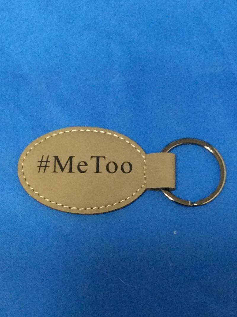 Dies Ist Eine #metoo Bewegung Kunstleder Gelasert Schlüsselanhänger/Key Ring Dies Ist Eine #metoo Bewegung Kunstleder Gelasert Schlüsselanhänger/Key Ring von TreasuresbyJoeL