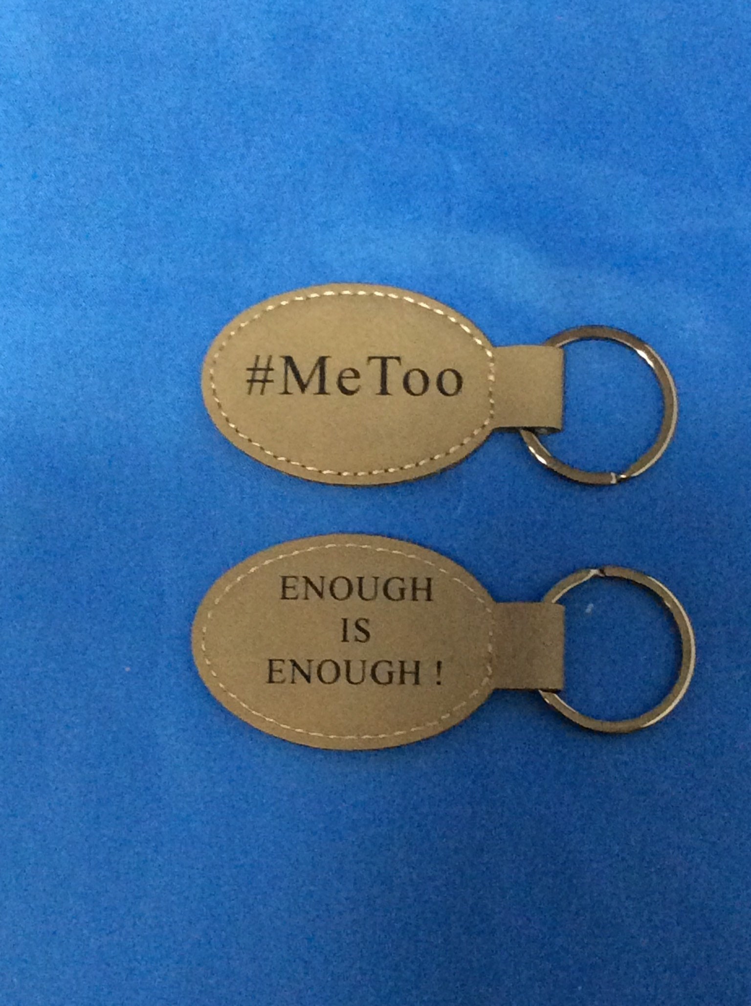 Dies Ist Eine #metoo Bewegung Und Genug Kunstleder Gelasert Schlüsselanhänger/Double Sided Graviert Dies Ist Eine #metoo Bewegung Und Genug Kunstleder Gelasert Schlüsselanhänger/Double Sided Graviert von TreasuresbyJoeL
