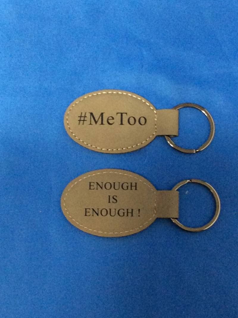 Dies Ist Eine #metoo Bewegung Und Genug Kunstleder Gelasert Schlüsselanhänger/Double Sided Graviert Dies Ist Eine #metoo Bewegung Und Genug Kunstleder Gelasert Schlüsselanhänger/Double Sided Graviert von TreasuresbyJoeL