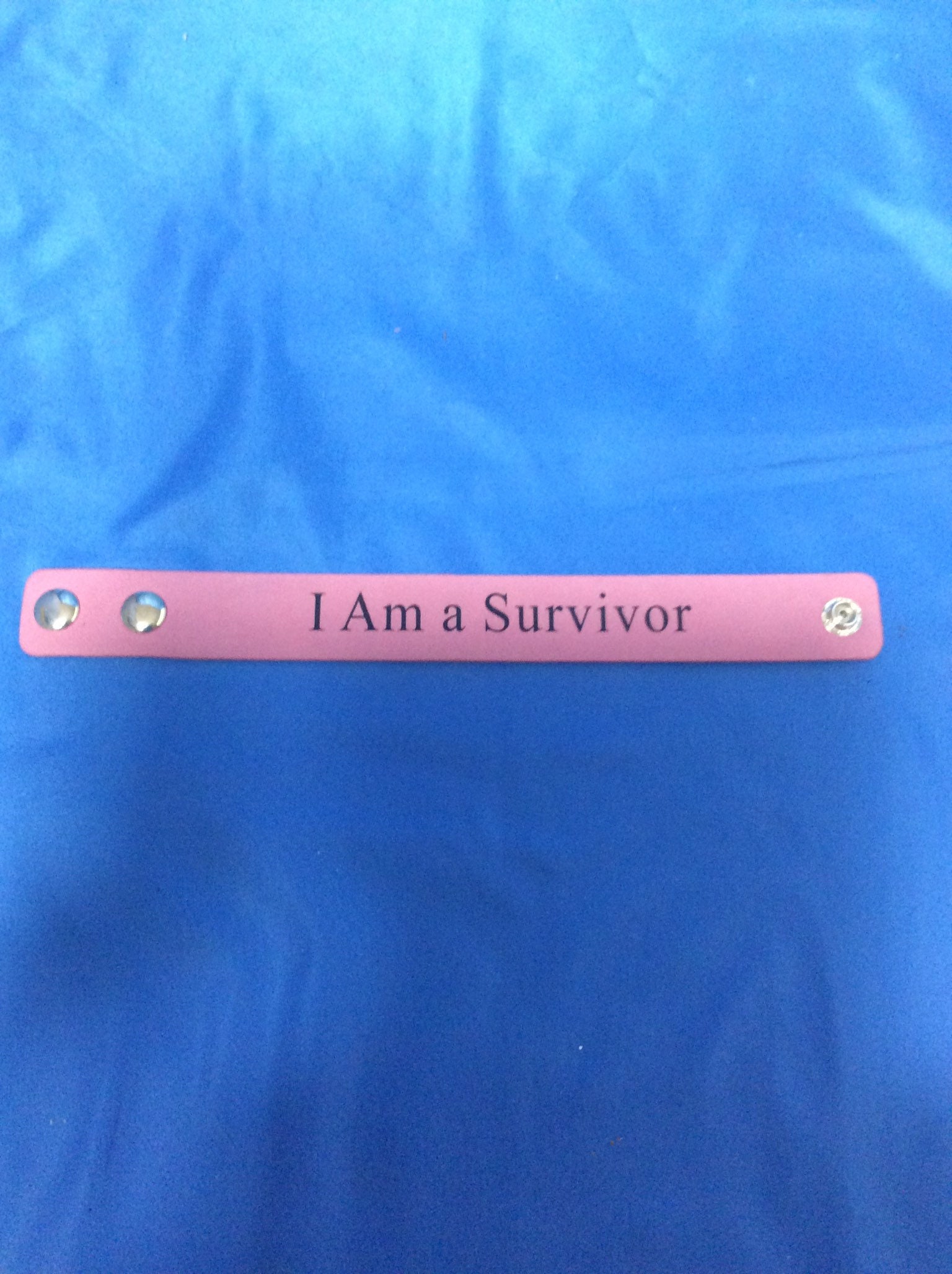 Neue Farbe Rosa, Dies Ist Ein "Ich Bin Eine Überlebende" Kunstleder Armband Neue Artikel Neue Farbe Rosa, Dies Ist Ein "Ich Bin Eine Überlebende" Kunstleder Armband Neue Artikel von TreasuresbyJoeL