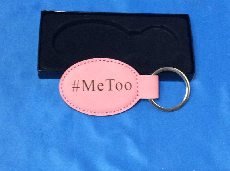Neue Farbe Rosa, Dies Ist Eine #metoo Bewegung Und Personalisierte Namen Kunstleder Gelasert Keychain/Schlüsselanhänger Double Sided Graviert Neue Farbe Rosa, Dies Ist Eine #metoo Bewegung Und Personalisierte Namen Kunstleder Gelasert Keychain/Schlüsselanhänger Double Sided Graviert von TreasuresbyJoeL