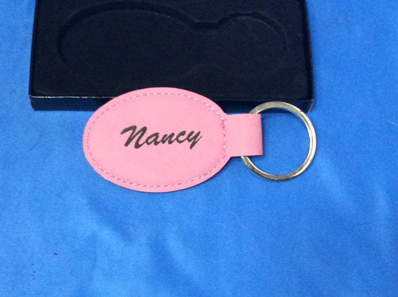 Neue Farbe Rosa, Dies Ist Eine #metoo Bewegung Und Personalisierte Namen Kunstleder Gelasert Keychain/Schlüsselanhänger Double Sided Graviert Neue Farbe Rosa, Dies Ist Eine #metoo Bewegung Und Personalisierte Namen Kunstleder Gelasert Keychain/Schlüsselanhänger Double Sided Graviert von TreasuresbyJoeL
