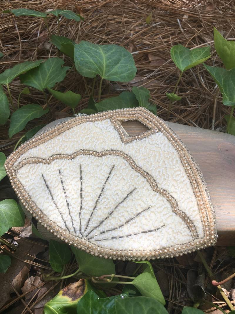 Vintage Art Deco Hand Made in Belgium Flapper Geldbörse Weiß Und Gold Perlen Kleines Fingerloch An Der Spitze Vintage Art Deco Hand Made in Belgium Flapper Geldbörse Weiß Und Gold Perlen Kleines Fingerloch An Der Spitze von TreasuresofGG