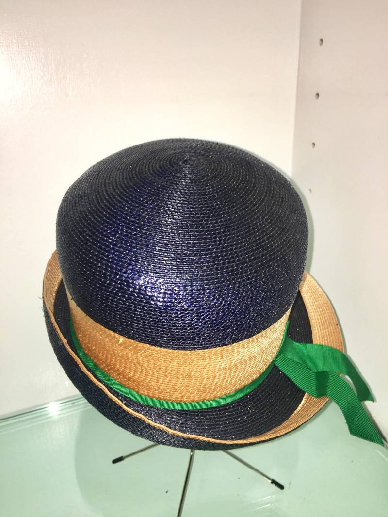 Vintage Herbert Benard Hat Blau | Navy Und Gold Mit Kelly Green Accent Größe Gibt 22 1/2 An Ausgezeichneter Zustand Vintage Herbert Benard Hat Blau | Navy Und Gold Mit Kelly Green Accent Größe Gibt 22 1/2 An Ausgezeichneter Zustand von TreasuresofGG