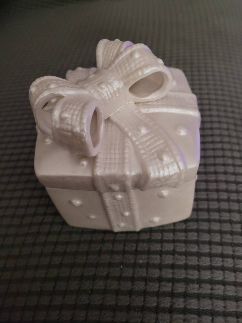 Eine Dekorative Geschenkbox Mit Kerze von TreasureswithPam