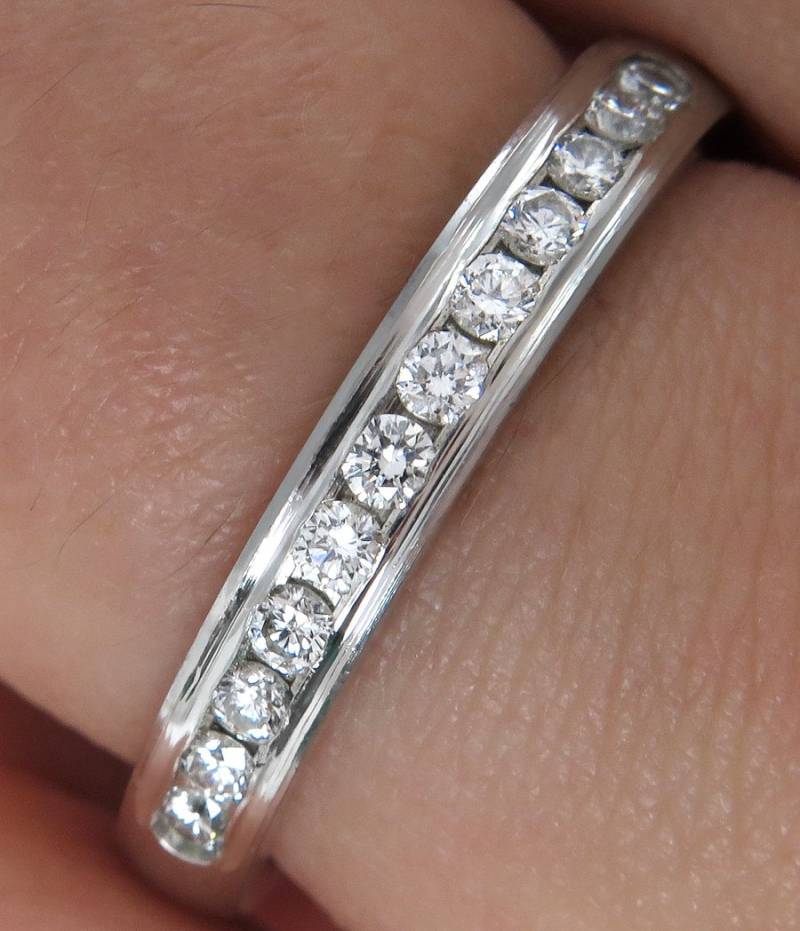Massiver 0, 25 Ct Runder Diamant Hochzeitstag Platin Band Ring Comfort Fit von TreasurlybyDima
