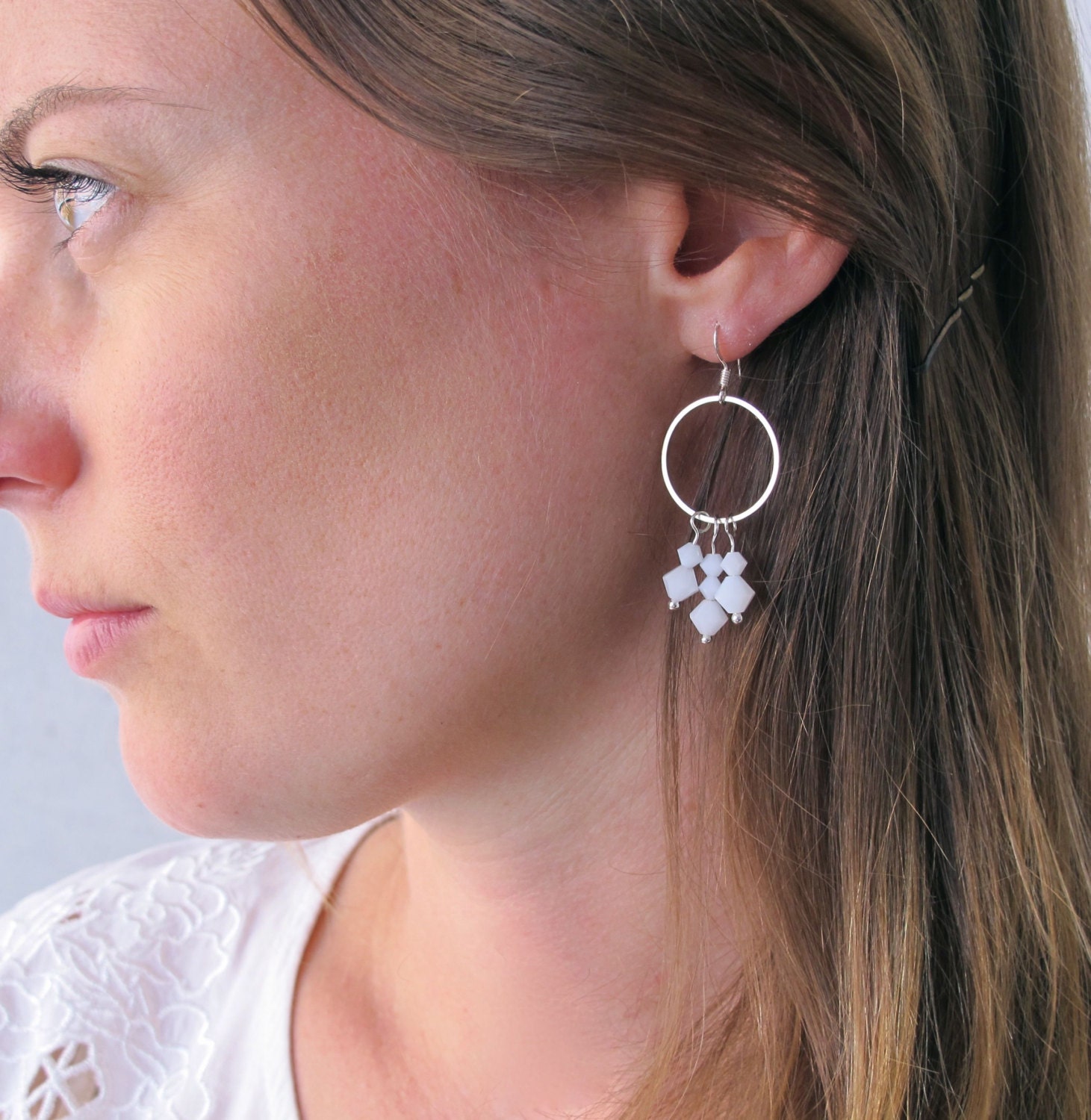 Baumeln Sie Hochzeit Ohrringe Mit Weiß Und Silber von TreeAndSea