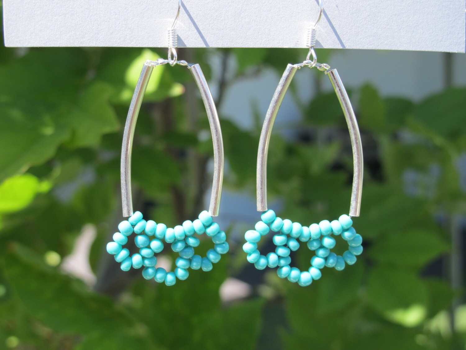 Hängerohrringe Mit Türkisen Und Silberfarbenen Perlen von TreeAndSea