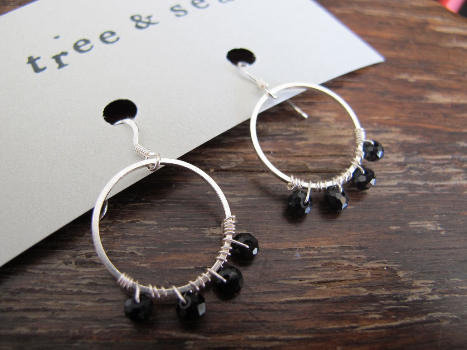 Ohrringe Mit Silbernen Und Schwarzen Glasperlen von TreeAndSea