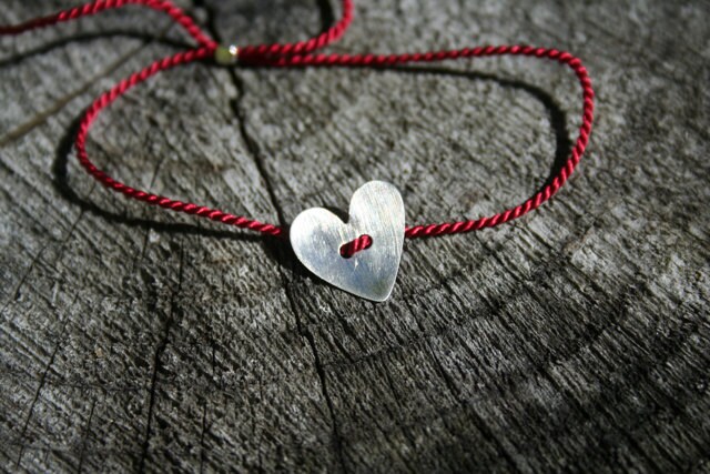 Rotes Seidenarmband Mit Sterling Silber Herz - Verstellbar von TreeSwingStudio