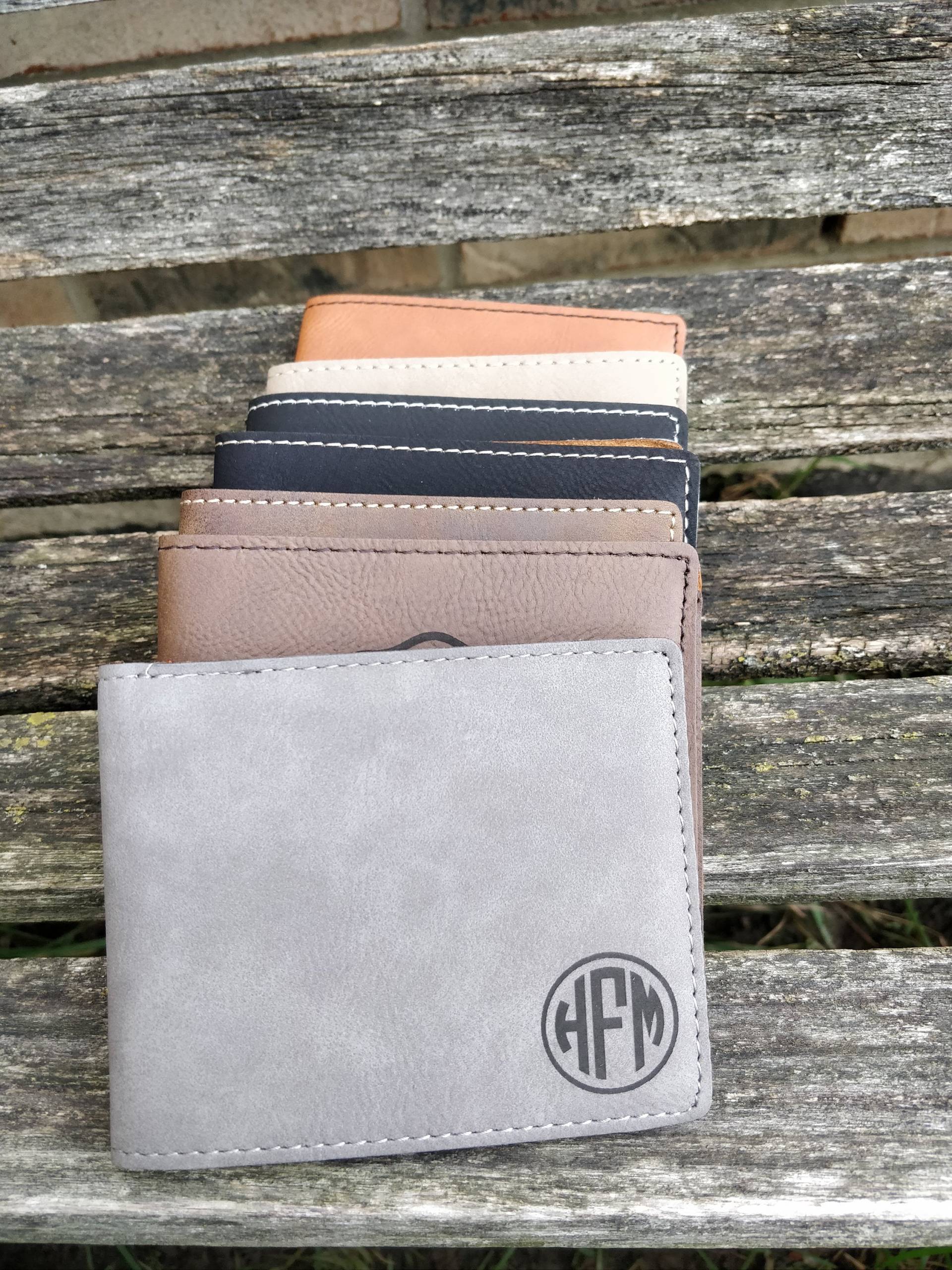 Geldbörse Nach Maß. Leder, Laser-Gravur. Reise, Hochzeit, Groomsmen Geschenk, Papa, Jahrestag. Bräutigam, Geburtstag, Weihnachten, Individuell von TreeTownPaper