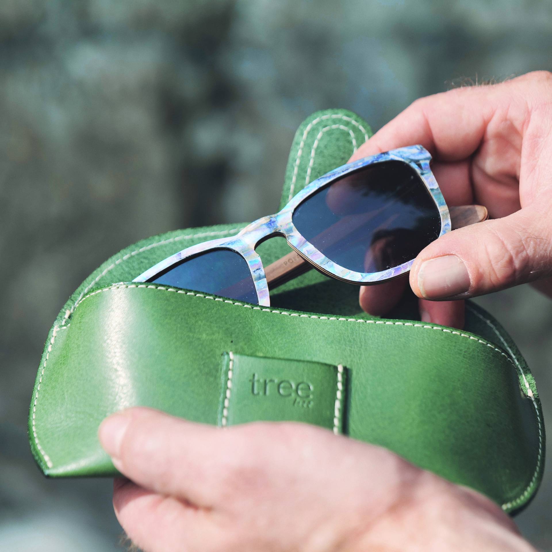 Handgearbeitete Leder Sonnenbrillentasche von TreelessProductsUK