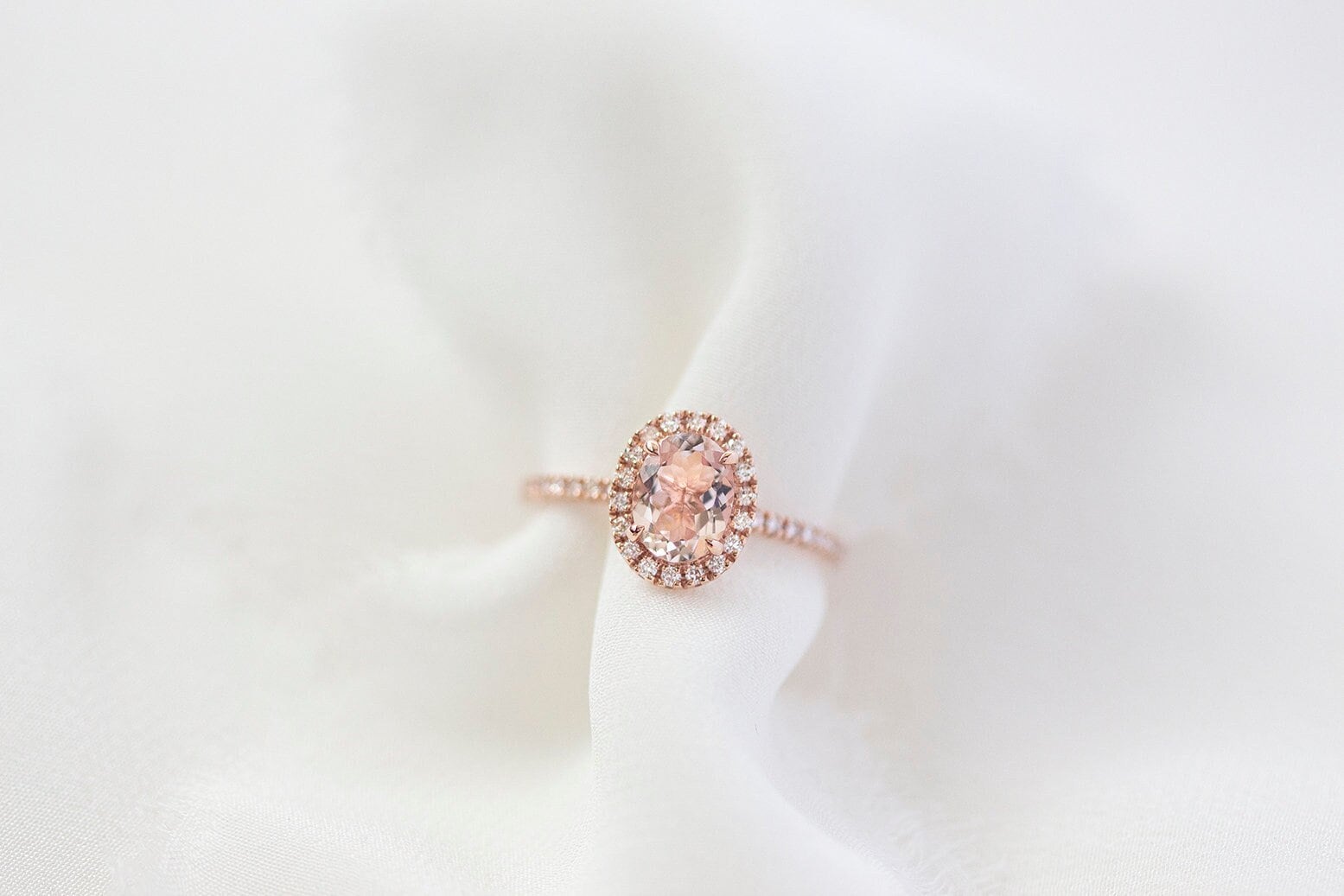 14K Rosen Oval Rosa Morganit Weißer Diamant Halo Pave Ring - Handgefertigter Schmuck von Treenbee