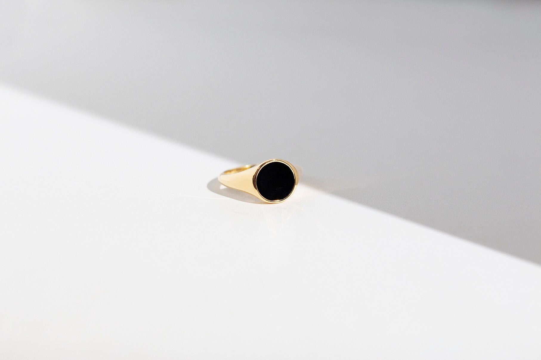 Adon - Runder Schwarzer Onyx Siegelring Aus 14K Gold Handgefertigter Schmuck von Treenbee