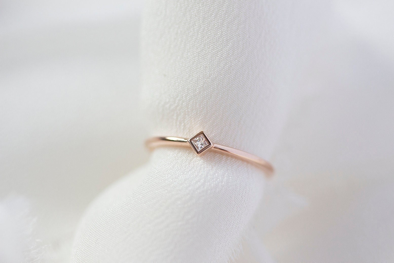Astra - 14K Rose Gold Princess Cut Diamant Lünette Ring Handgemachter Schmuck von Treenbee