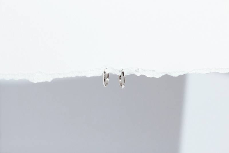 Atlas Huggies - 14K Weißgold Messerrand Ohrringe Handgemachter Schmuck von Treenbee