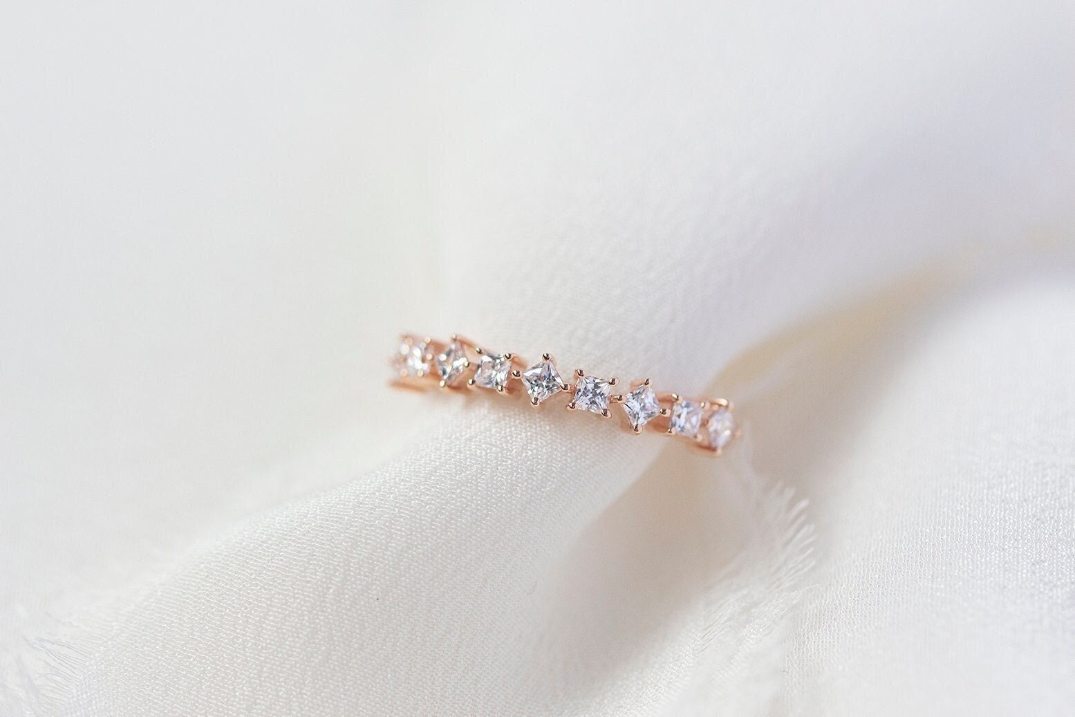 Bellatrix - 14K Roségold Prinzessin Cut Diamant Halb Ewigkeit Ring von Treenbee