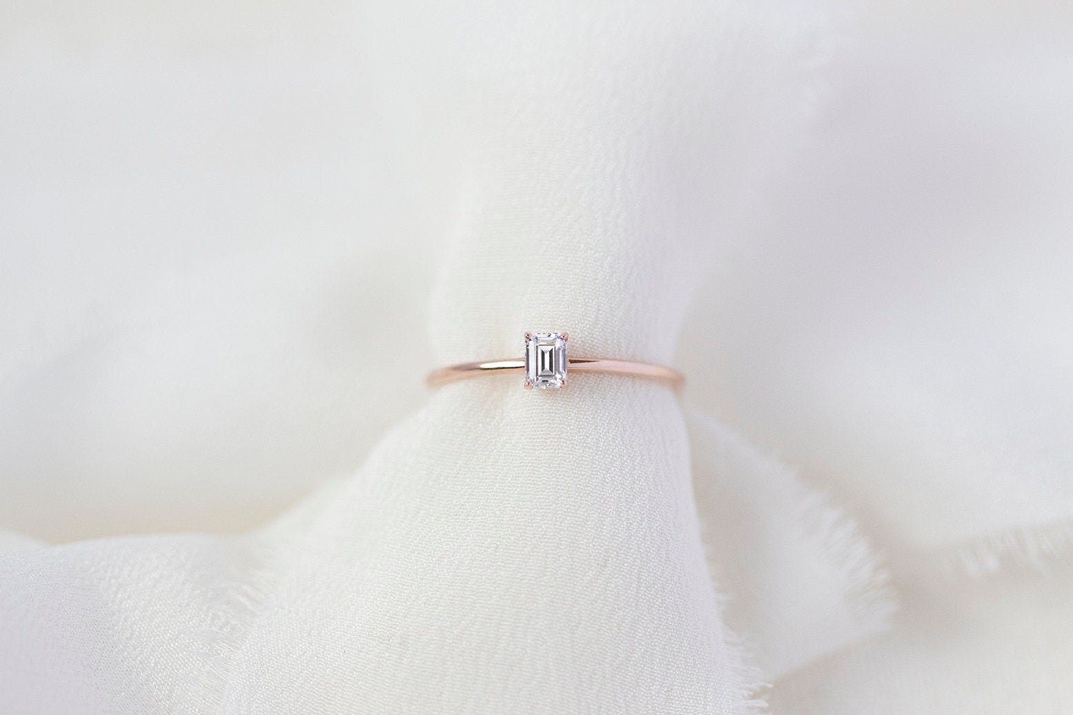 Cordelia - 14K Roségold Smaragdschliff Mini Diamant Ring Handgemachter Schmuck von Treenbee