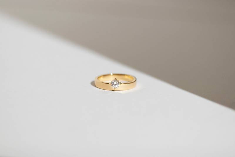 Eclipse - 14K Gelbgold Floating-Verlobungsring Mit Weißem Diamant von Treenbee