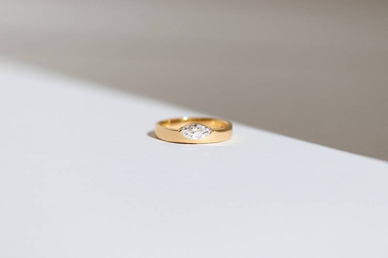 Eclipse - 14K Gelbgold Floating-Verlobungsring Mit Weißem Diamant von Treenbee