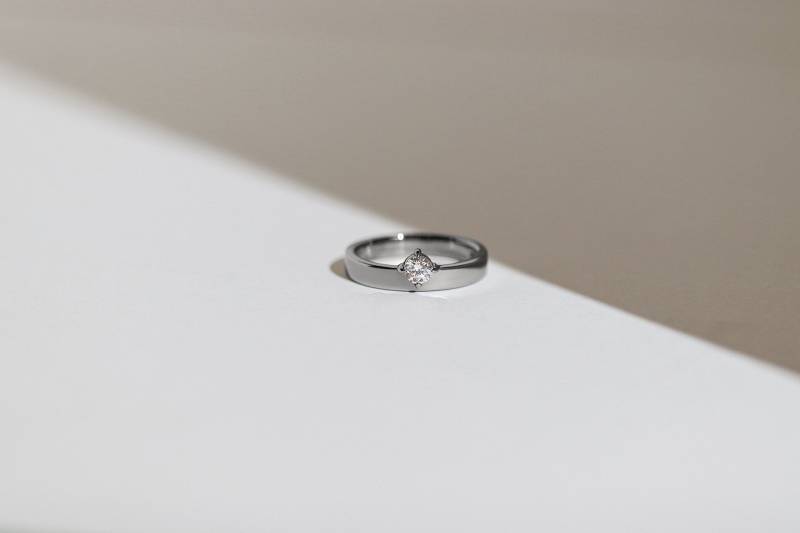 Eclipse - 14K Schwarzgold Floating-Verlobungsring Mit Weißem Diamant von Treenbee