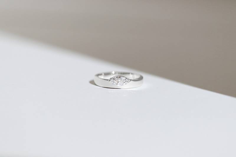 Eclipse - 14K Weißgold Floating-Verlobungsring Mit Weißem Diamant von Treenbee