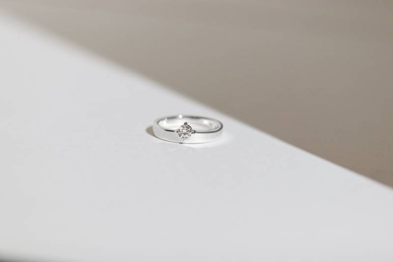 Eclipse - 14K Weißgold Floating-Verlobungsring Mit Weißem Diamant von Treenbee
