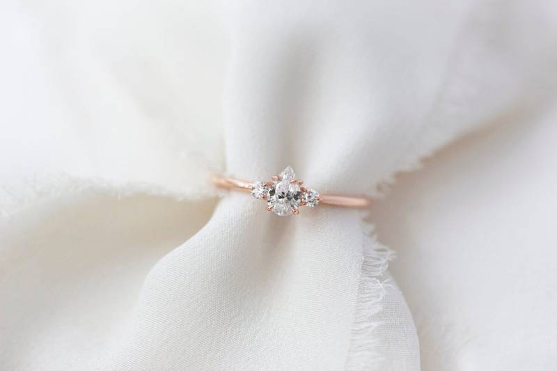 Freya - 14K Rose Gold Teardrop White Diamond 3 Stone Ring von Treenbee