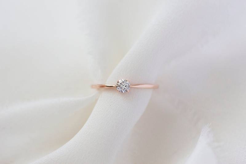Isabelle - 14K Rose Gold Runder Diamant Solitär Tapered Band Verlobungsring von Treenbee