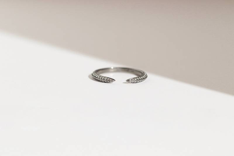 Klauen Ring - Massiv 14K Schwarz Gold Half Eternity Diamant Klaue Offene Band Handgefertigter Schmuck von Treenbee