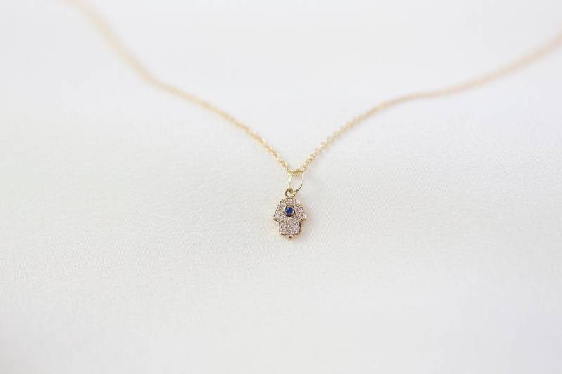 Mini Hamsa Hand Halskette - 14K Gelbgold Diamant Blauer Saphir Handgemachter Schmuck von Treenbee