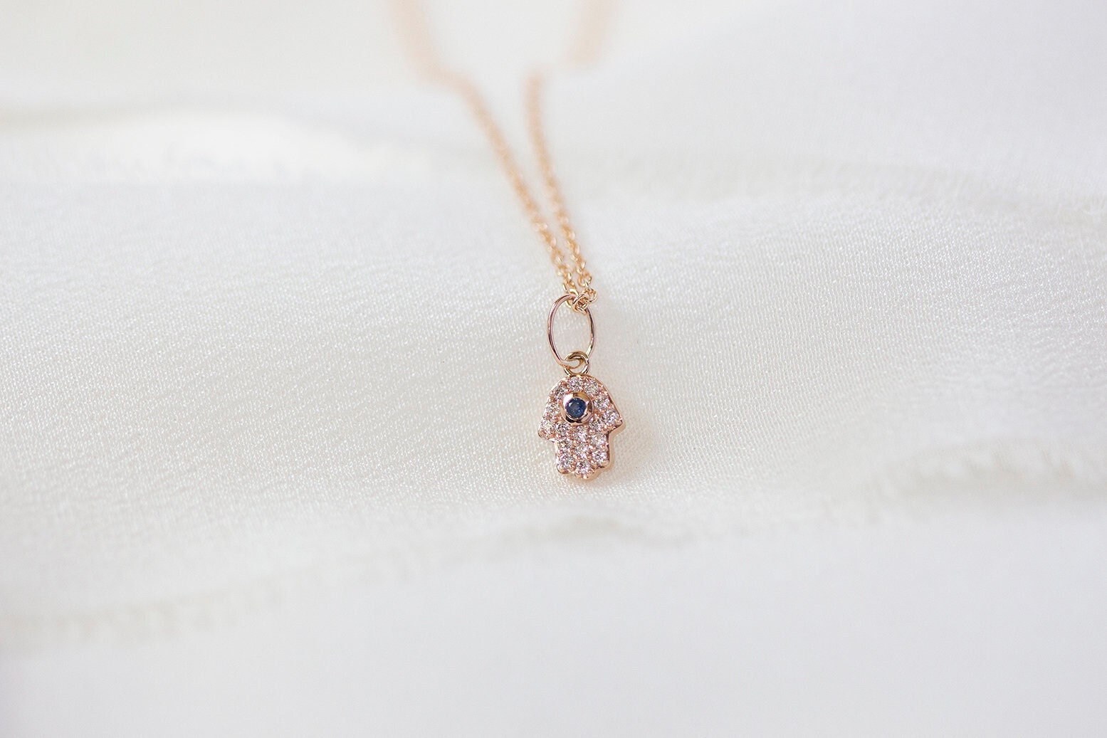 Mini Hamsa Hand Halskette - 14K Roségold Diamant Blau Saphir Handgemachter Schmuck von Treenbee