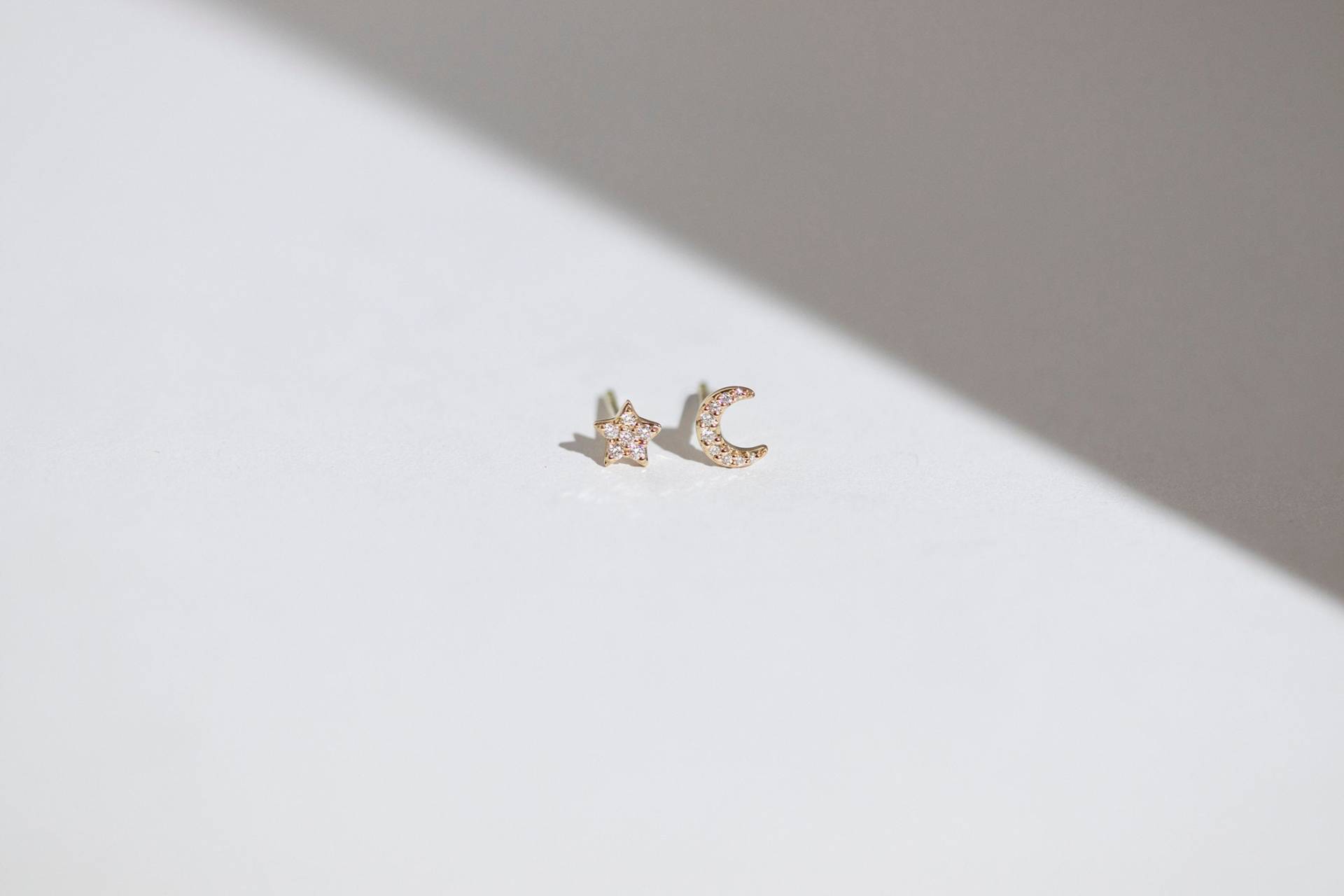 Mini Mond & Stern Diamant Ohrstecker - Massiver 14K Gelbgold Weißer Handgefertigter Schmuck von Treenbee
