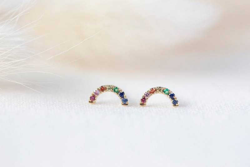Mini Regenbogen Ohrringe - 14K Gelbgold Saphir Ohrstecker Handgemachter Schmuck von Treenbee