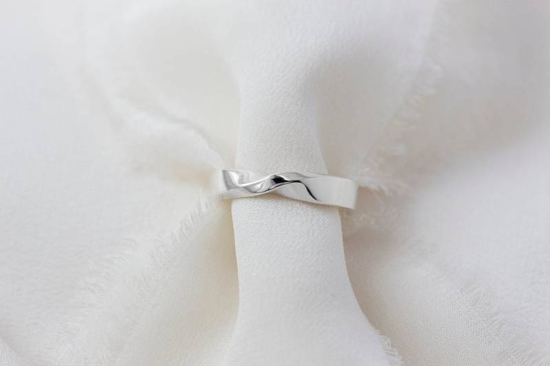 Möbiusband | 4 Mm - Massiver 14K Weißgold Ehering Handgemachter Schmuck von Treenbee