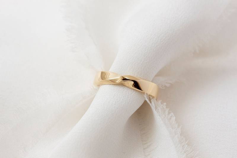 Möbiusband | 4 Mm - Massiver 14K Gelbgold Ehering Handgemachter Schmuck von Treenbee