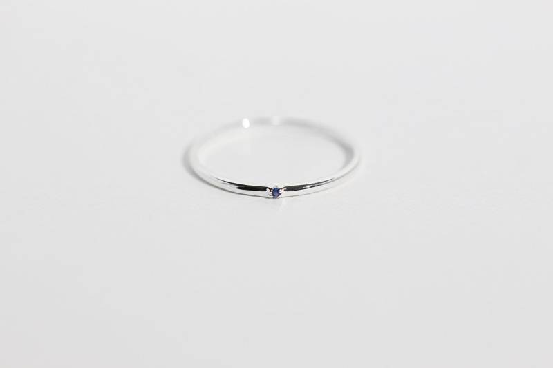 Sirius - 14K Weißgold Mini Blauer Saphir Ring von Treenbee