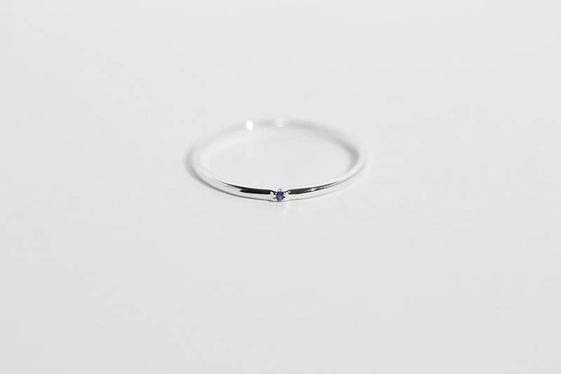 Sofort Lieferbar | Größe Uns 5.75 Sirius - 14K Weißgold Mini Blauer Saphir Ring von Treenbee
