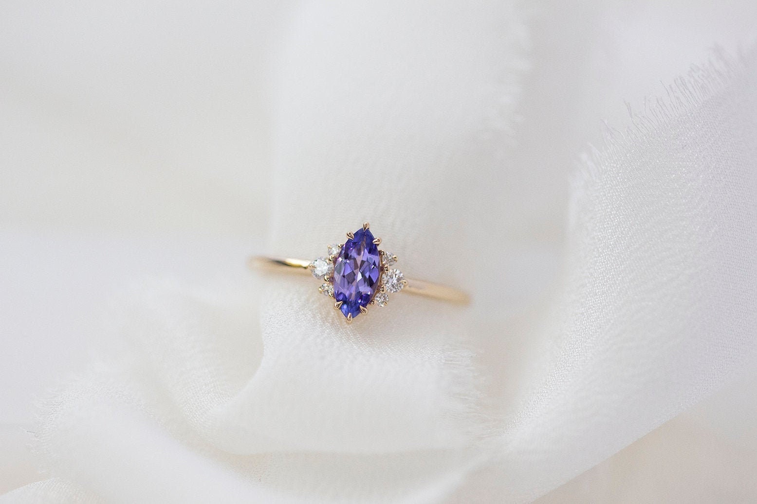 Valestia - 14K Gelbgold Tanzanite Weiß Diamant Cluster Ring von Treenbee