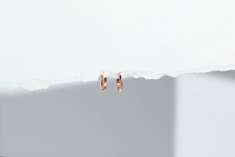 Versandfertig - Atlas Huggies Massiver 14K Rosegold Messerrand Ohrring Handgemachter Schmuck von Treenbee