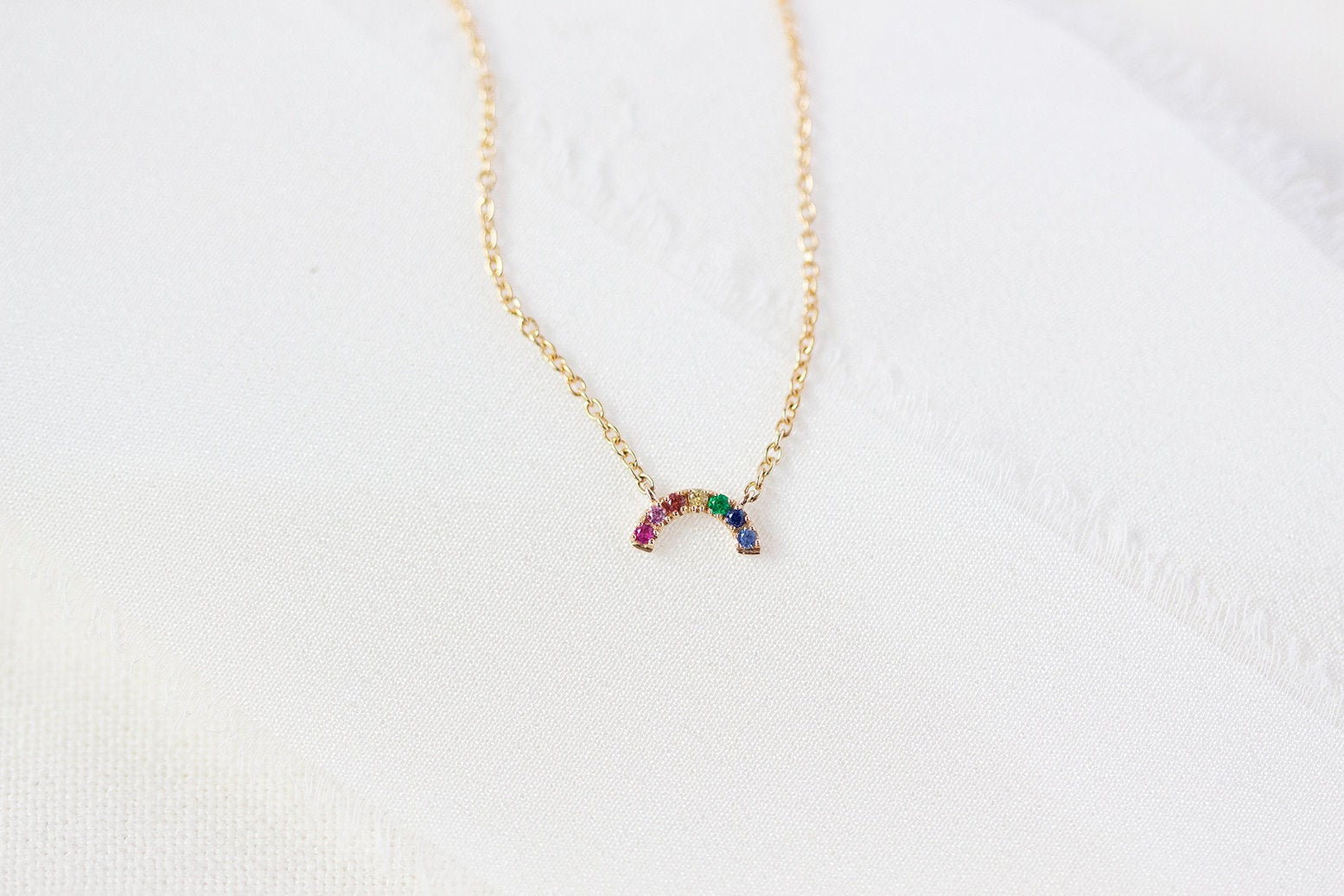 Versandfertig - Mini Regenbogen Halskette 14K Gelbgold Saphir Handgemachter Schmuck von Treenbee