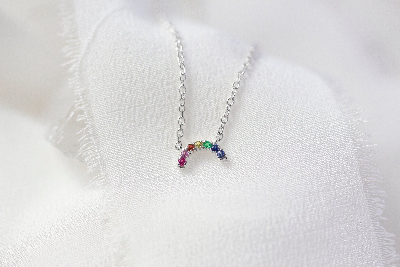 Versandfertig - Mini Regenbogen Halskette 14K Weißgold Saphir Handgemachter Schmuck von Treenbee