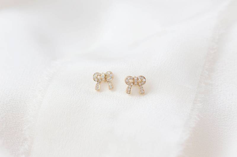 Versandfertig - Mini Schleifen Ohrstecker 14K Gelbgold Diamantschleife Handgemachter Schmuck von Treenbee