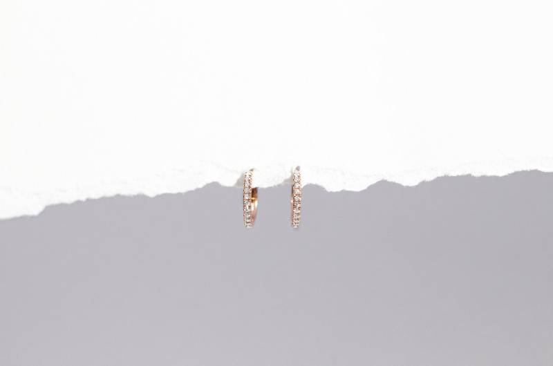 Sofort Lieferbar - Stardust Huggies Massiver 14K Roségold Weißer Diamant Hoop Ohrring Handgemachter Schmuck von Treenbee