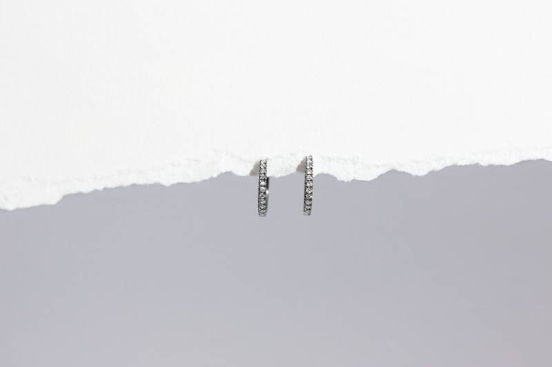 Sofort Lieferbar - Stardust Huggies Massiver 14K Schwarzgold Weißer Diamant Hoop Ohrring Handgemachter Schmuck von Treenbee