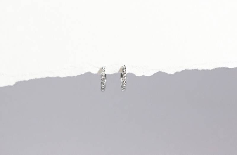 Sofort Lieferbar - Stardust Huggies Massiver 14K Weißgold Weißer Diamant Hoop Ohrring Handgemachter Schmuck von Treenbee