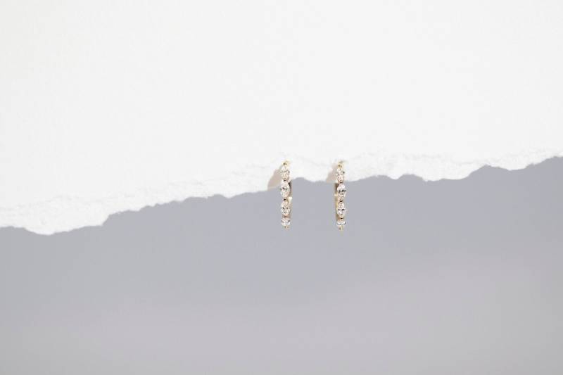 Vesper Huggies - Massiver 14K Gelbgold Marquise Weißer Diamant Hoop Ohrring Handgemachter Schmuck von Treenbee