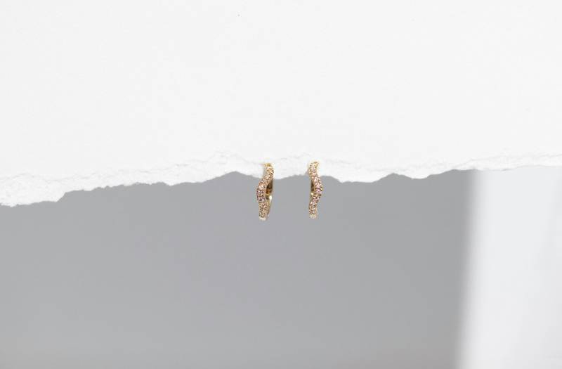 Wave Huggies - Solid 14K Gelbgold Weiß Diamant Hoop Ohrring Handgemachter Schmuck von Treenbee